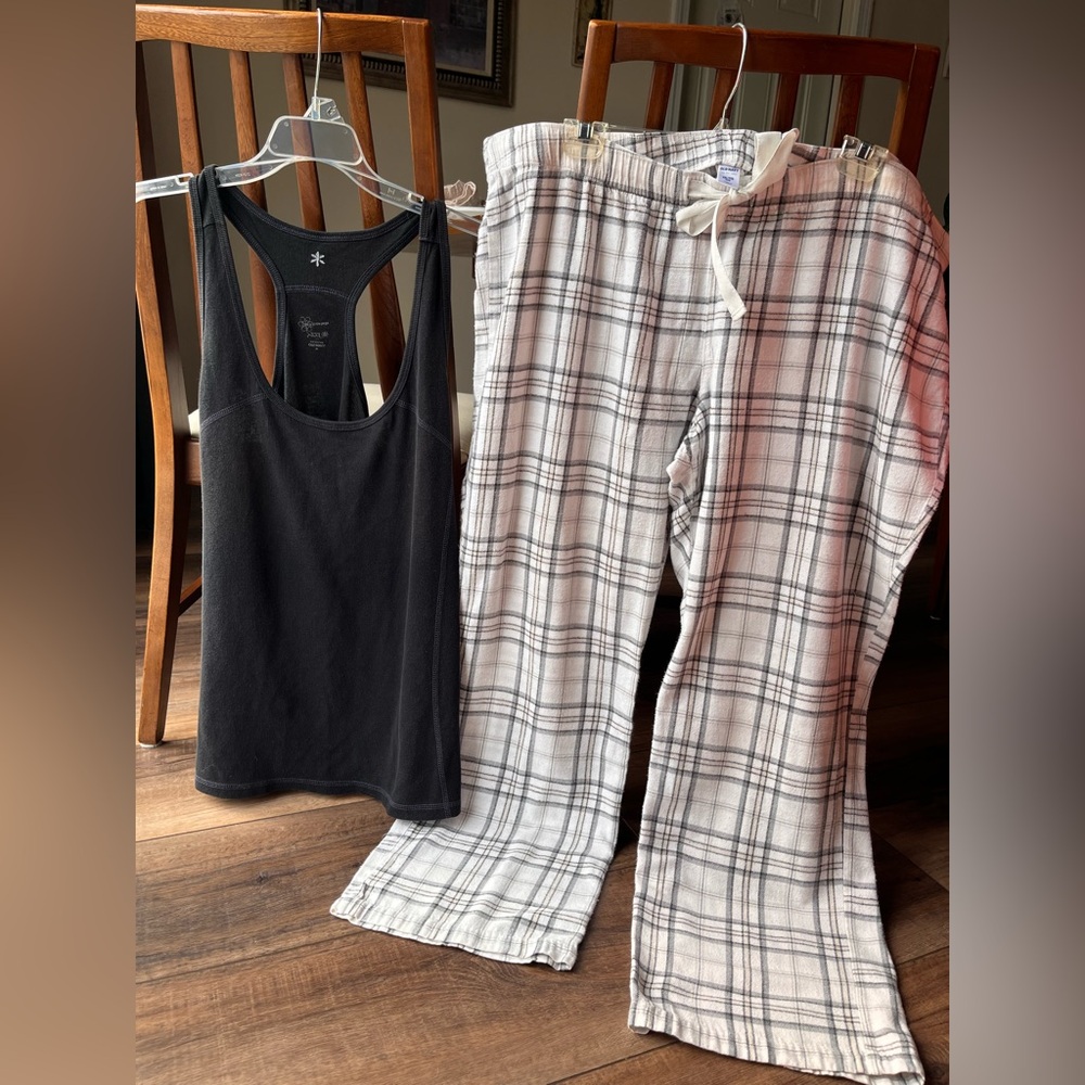 Old Navy Comfy Sleepwear! Both XXL! Black Racer Back Tank! White/Silver Pant! - Picture 5 of 9